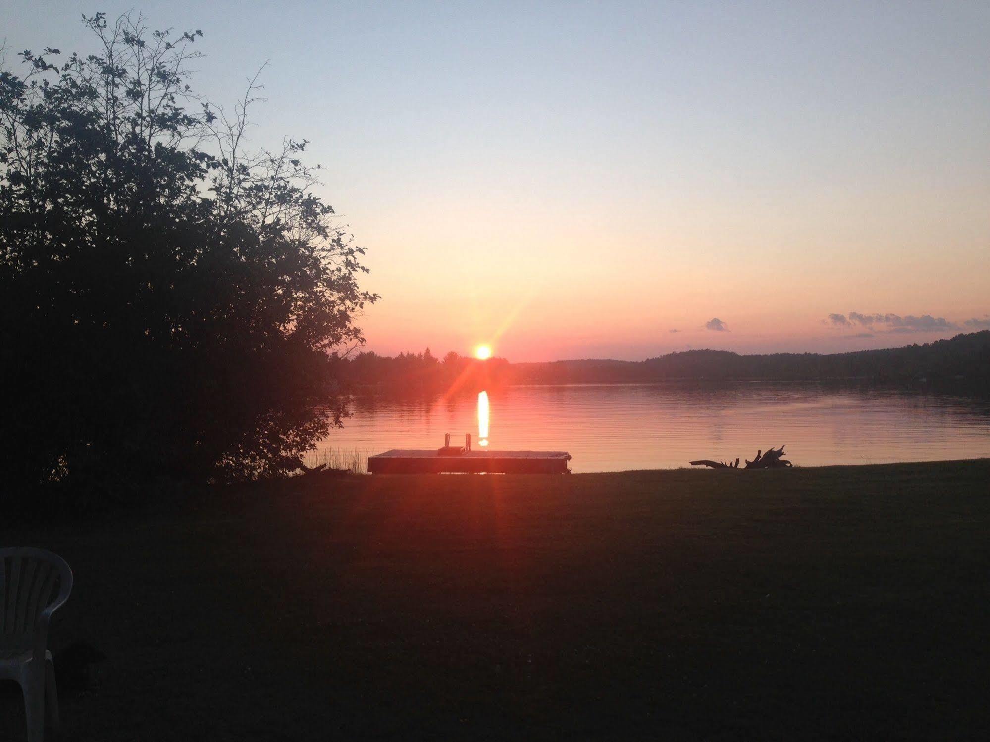 Algonquin'S Edge Resort Madawaska Eksteriør billede